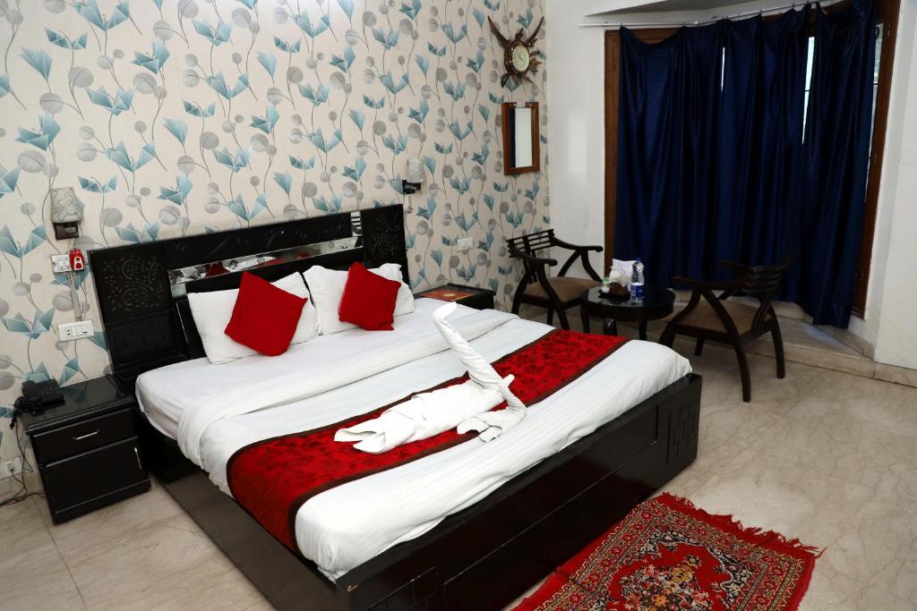 Postel nebo postele na pokoji v ubytování Hotel Ashray Noida