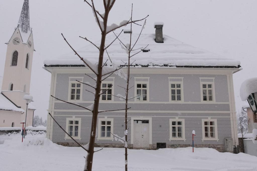 Alter Pfarrhof Egg during the winter