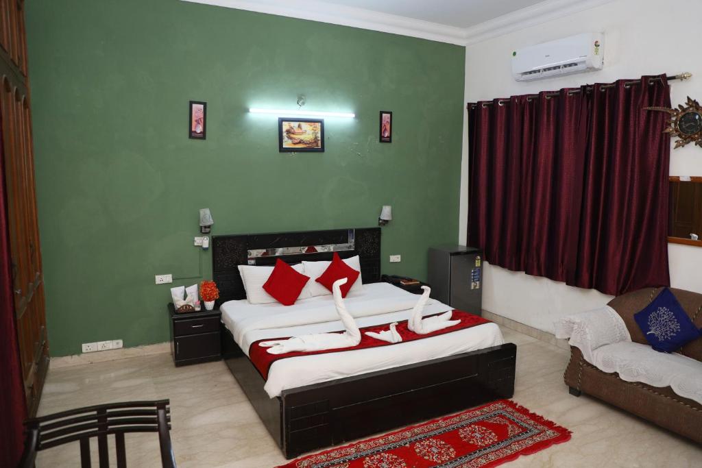 Postel nebo postele na pokoji v ubytování Hotel Ashray Noida