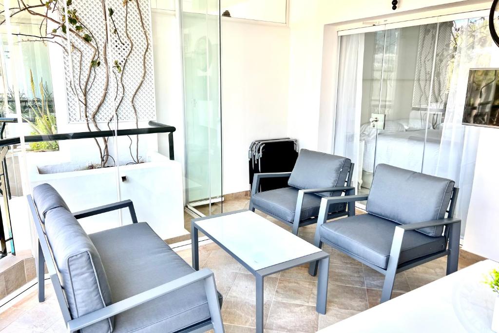 Posezení v ubytování MI CAPRICHO BEACHFRONT- P301 Apartment with sea view