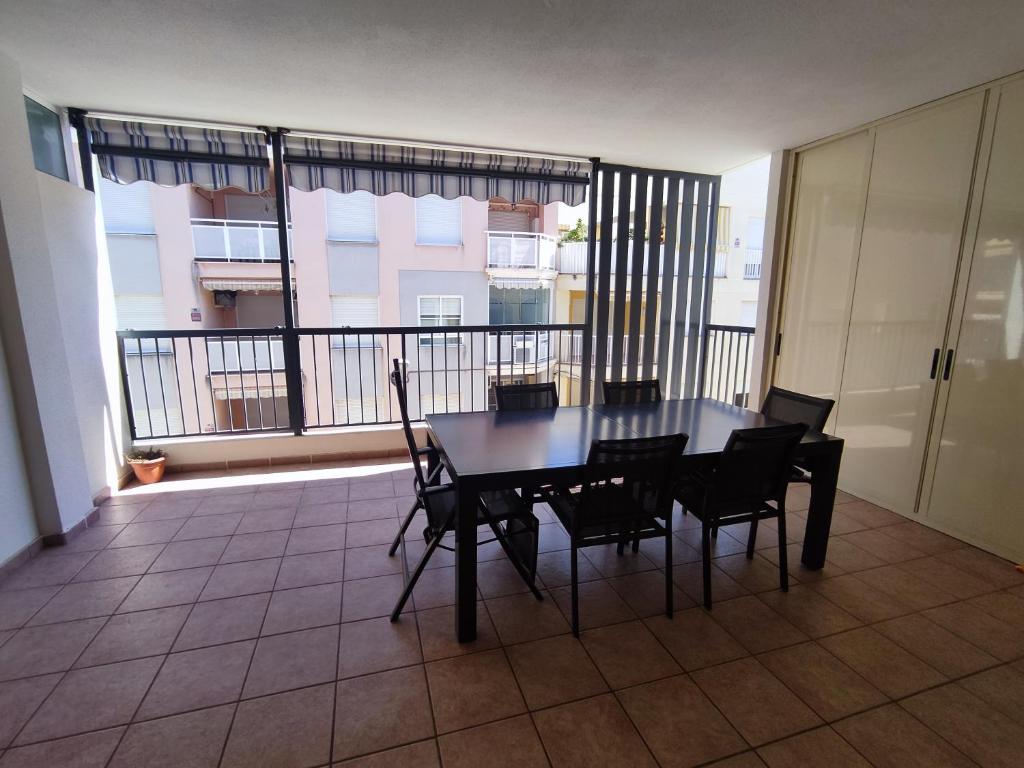 En balkon eller terrasse på Acogedor apartamento a 100 metros de la playa