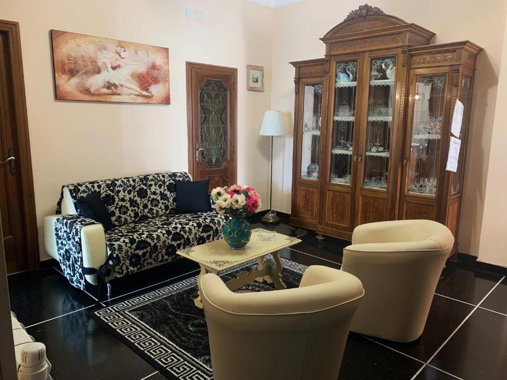 sala de estar con sofá, sillas y mesa en La Maison Di Caterina, en Génova