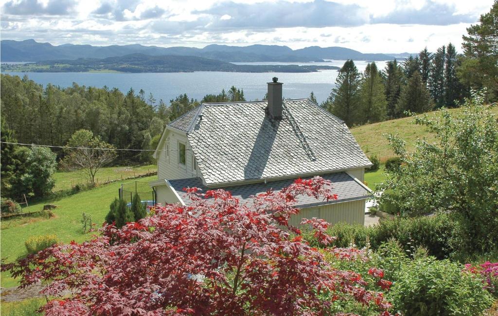 een huis op een heuvel met uitzicht op een meer bij Stunning Home In Tau With House A Mountain View in Tau