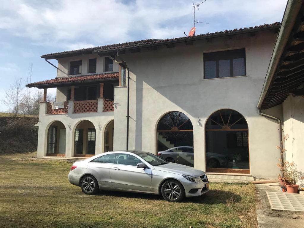une voiture en argent garée devant une maison dans l'établissement Remarkable 6 bedrooms Villa in Cerrione with land, à Cerrione