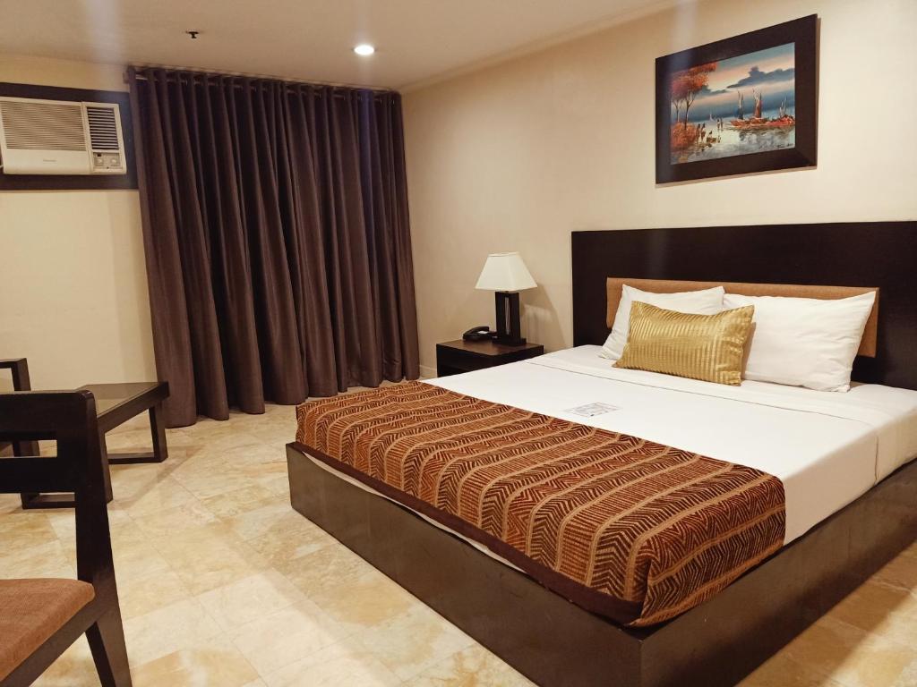 Postel nebo postele na pokoji v ubytování Paragon Tower Hotel