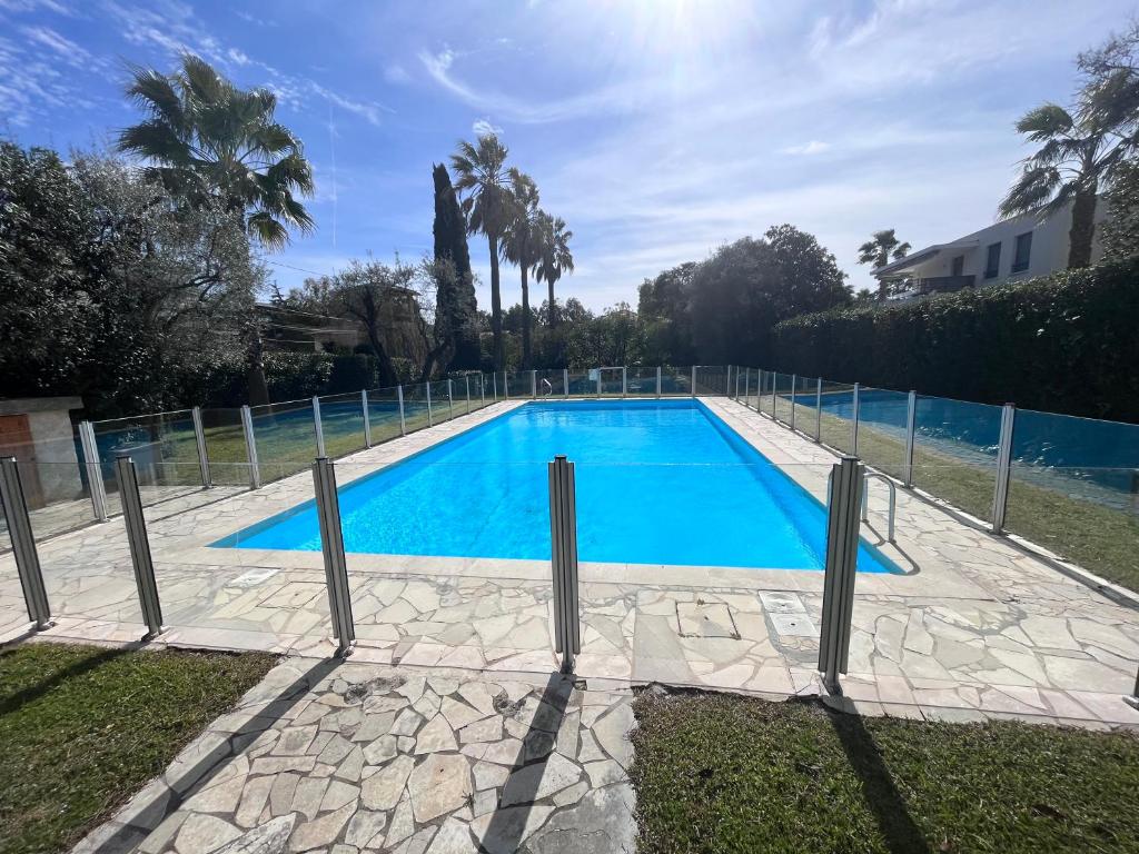 Бассейн в Appartement climatisé avec terrasse, vue jardin et piscine или поблизости