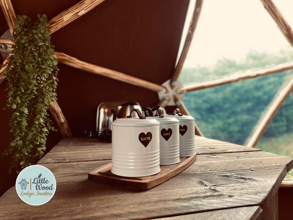 Příslušenství pro přípravu čaje a kávy v ubytování Little Wood Lodges Insolites - Adults Only