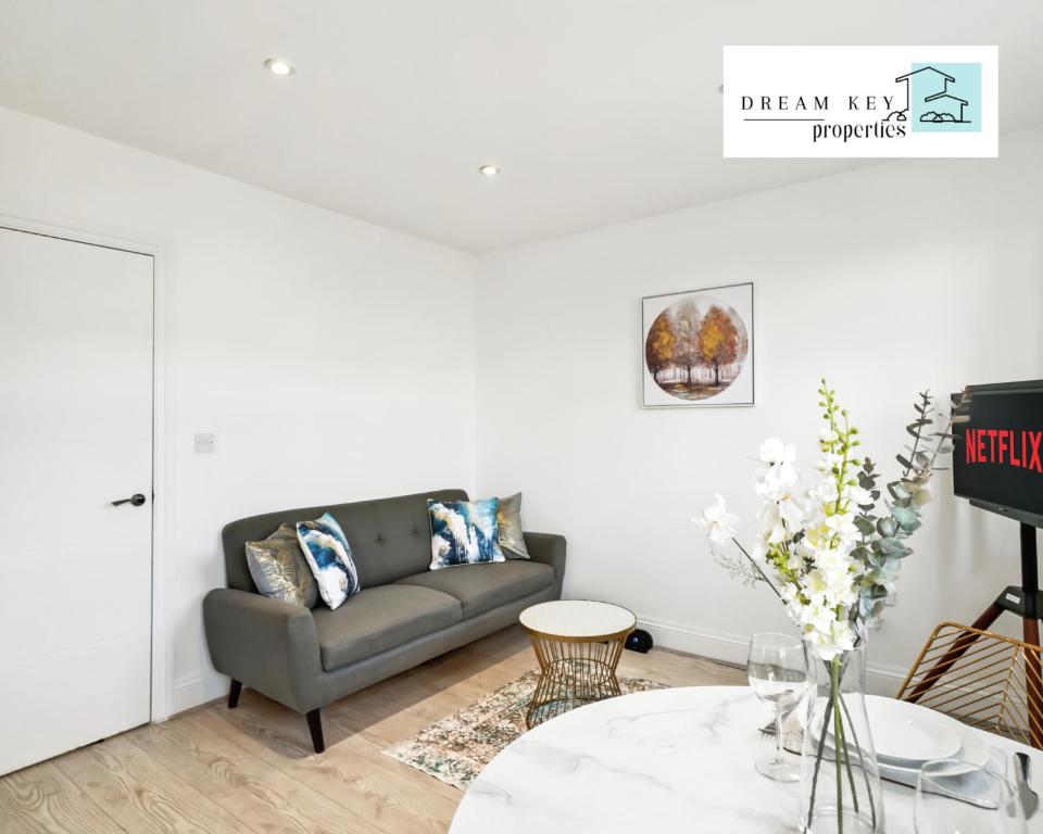 uma sala de estar com um sofá e uma mesa em One Bedroom Apartment by Dream Key Properties Short Lets & Long Lets Uxbridge with Free Wi-fi - 5 em Uxbridge