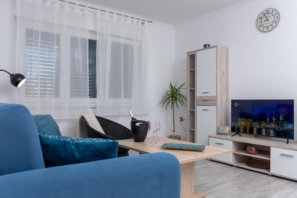 Televízia a/alebo spoločenská miestnosť v ubytovaní Blue Mile Apartman Split