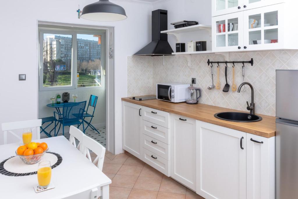 Kuchyňa alebo kuchynka v ubytovaní Blue Mile Apartman Split