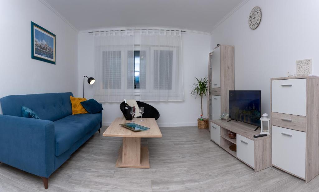 Televízia a/alebo spoločenská miestnosť v ubytovaní Blue Mile Apartman Split
