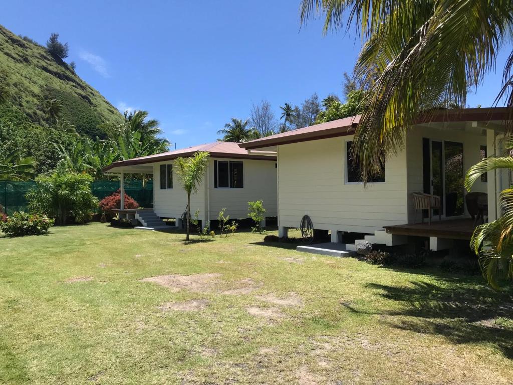 a house with a palm tree in the yard at FARE TITAINA in Hauru
