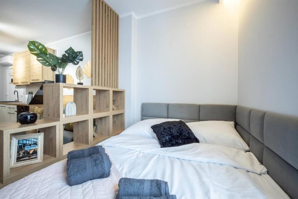 um quarto com uma cama com duas almofadas em WiguryTower Apartaments 74' em Łódź