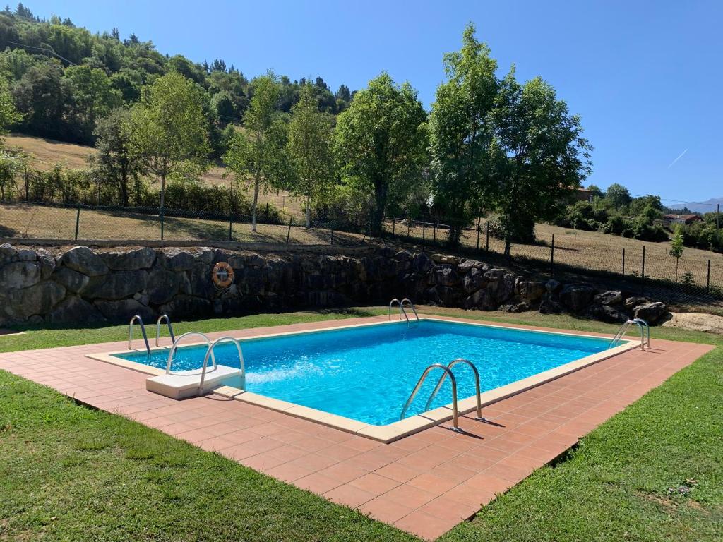 The swimming pool at or close to "CHALET A ESTRENAR" MIRADOR DE LA VENTOSA-Potes