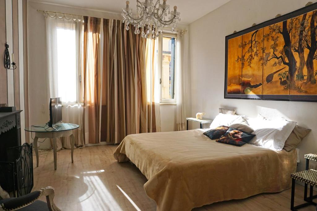 - une chambre avec un lit orné d'une grande peinture murale dans l'établissement Dimora Capuleti, à Vérone
