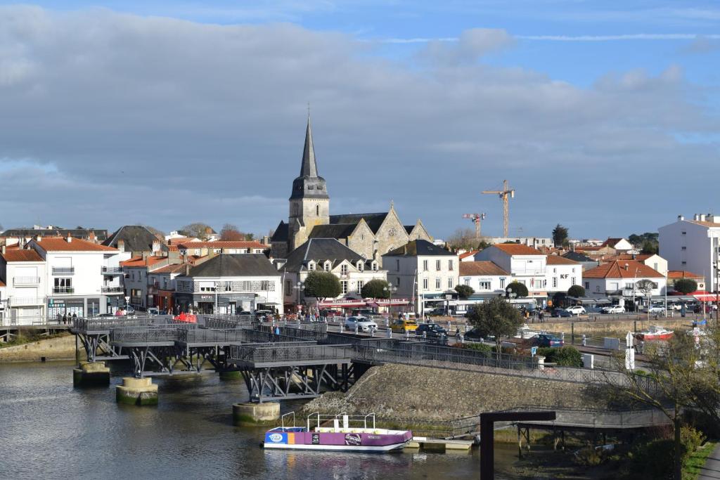 Výhľad na mesto Saint-Gilles-Croix-de-Vie alebo výhľad na mesto priamo z apartmánu