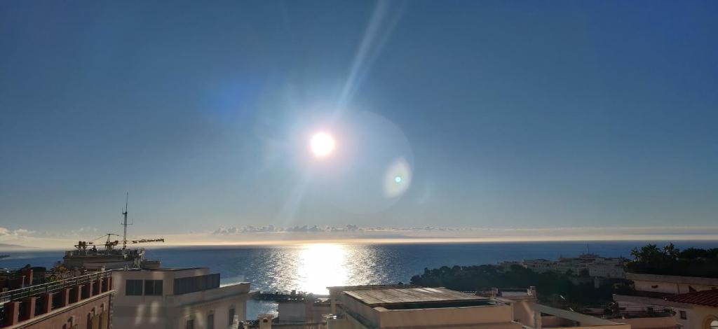 モンテカルロにあるSpacieux 4p vue mer à Monacoの市街から海の景色を望む