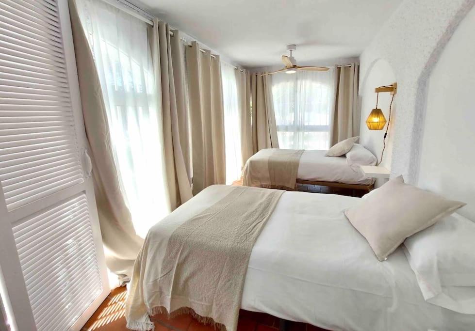 Zdjęcie z galerii obiektu Caleta Beach House Villa Beatriz Sinese Design w mieście Torre del Mar