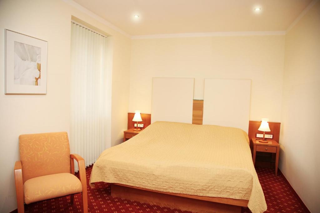 Postel nebo postele na pokoji v ubytování Tinschert Hotel-Restaurant-Partyservice