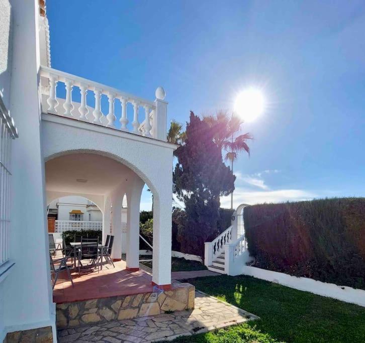 Zdjęcie z galerii obiektu Caleta Beach House Villa Beatriz Sinese Design w mieście Torre del Mar