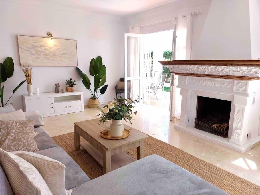 Zdjęcie z galerii obiektu Caleta Beach House Villa Beatriz Sinese Design w mieście Torre del Mar