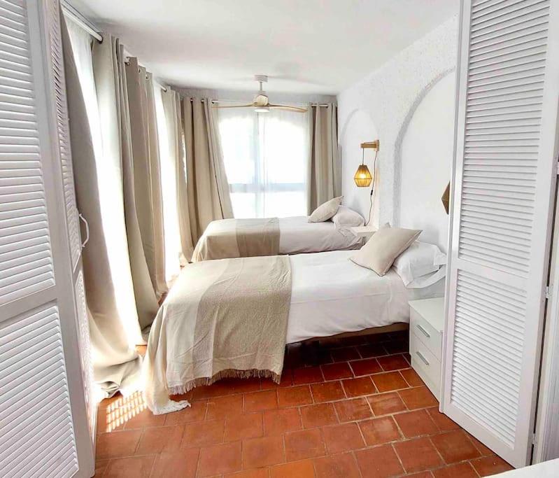 Zdjęcie z galerii obiektu Caleta Beach House Villa Beatriz Sinese Design w mieście Torre del Mar