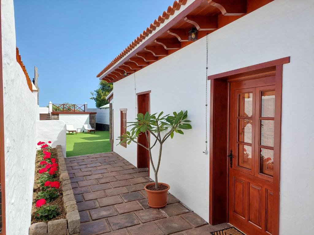 une maison avec une porte et une plante en pot sur une terrasse dans l'établissement Casita Los Celajes, à La Guancha