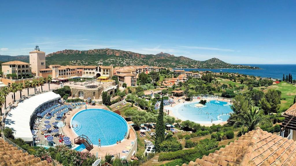 アゲにあるAgay Cap Esterel, le village Belvédère T2 climatisé Rez-de-Jardin, Vue Mer, Piscine et Parking inclusのリゾートの空中を望む2つのプールが備わります。