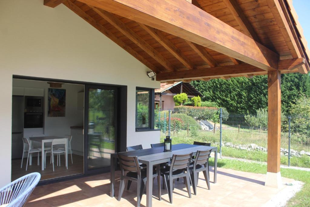 un patio con tavolo e sedie su un ponte di La Flor de Agua a Torielló