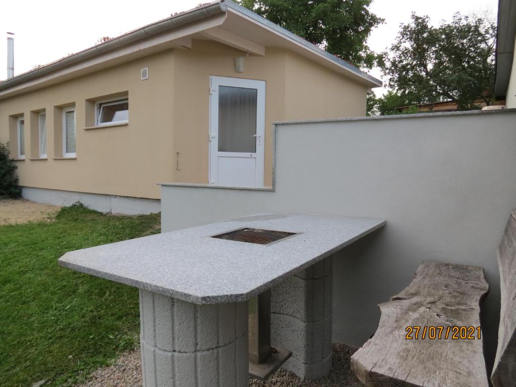 un banco de piedra frente a una casa en Ferienhaus an der Sternwarte, en Rudolstadt