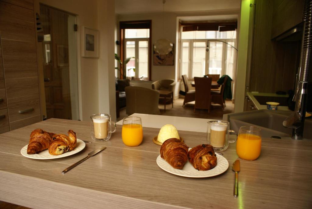dois pratos de croissants numa mesa com copos de sumo de laranja em Ostend Zen em Oostende