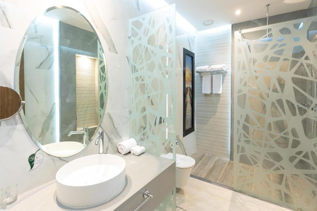 Koupelna v ubytování Le Reve Hotel إحدى فنادق مجموعة لوريف