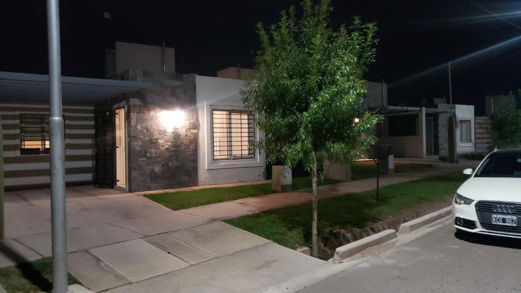 un'auto parcheggiata di fronte a una casa di notte di La Casita de Lujan a Ciudad Lujan de Cuyo