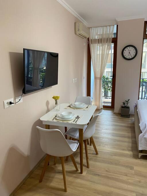 Mimosa’s apartment with lovely balcony - Image 5