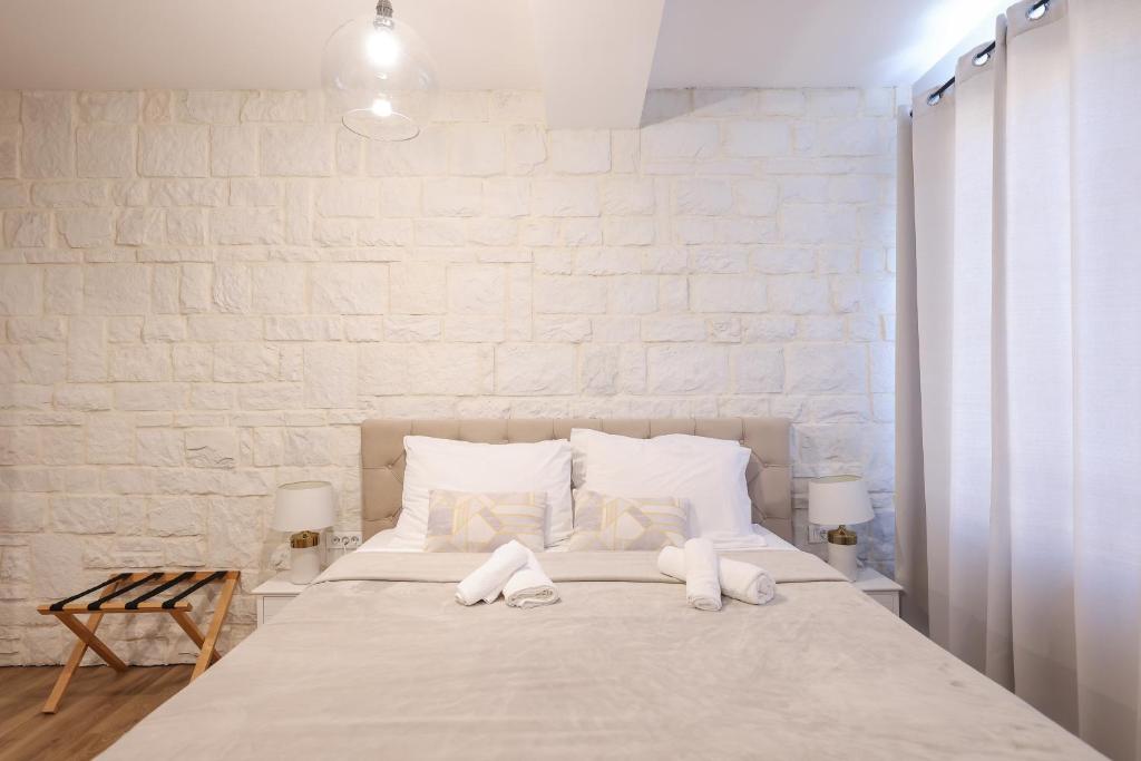 Elegance Studio Apartments - Deluxe Queen Studio