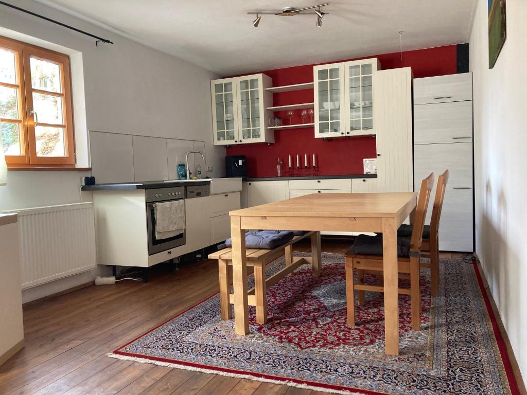 kuchnia z drewnianym stołem i krzesłami w obiekcie Haus Renate 