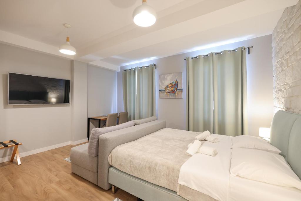 Elegance Studio Apartments - Deluxe Queen Studio