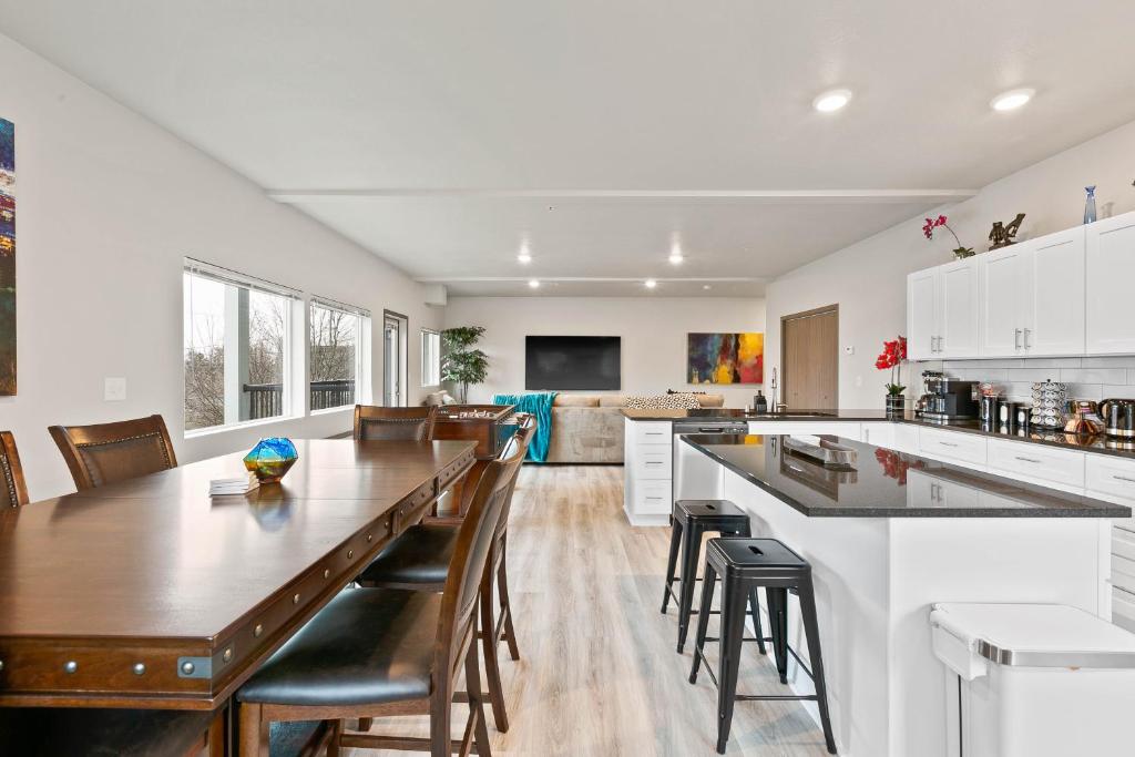 een keuken met een grote houten tafel en stoelen bij HUGE-Fun-Trendy Apt by Perry District & Downtown in Spokane