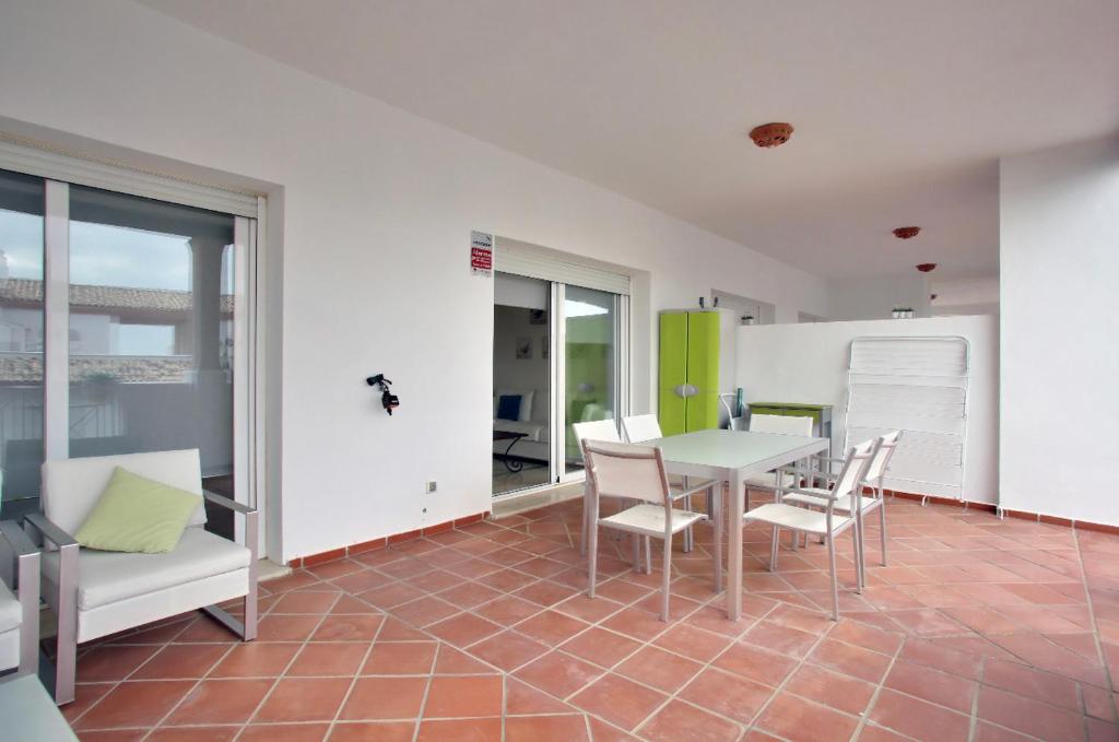 Zdjęcie z galerii obiektu Apartamento familiar con JARDIN y TERRAZA Privada w mieście La Alcaidesa