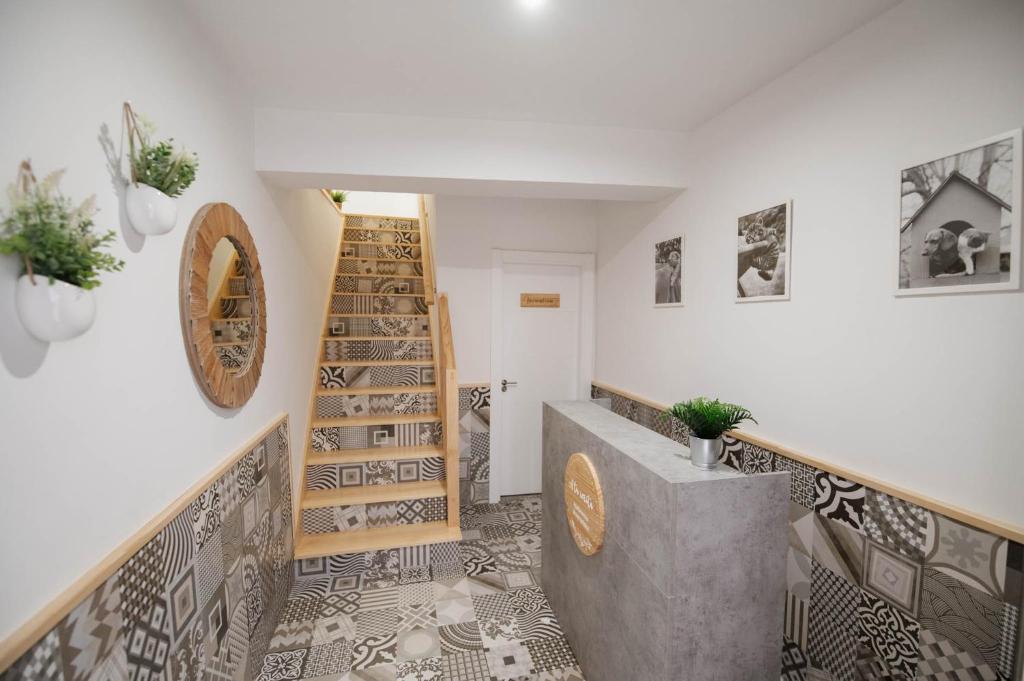 Una escalera en una casa con suelo de baldosa en Apartamentos Turísticos A Tu Verita en Jaraiz de la Vera