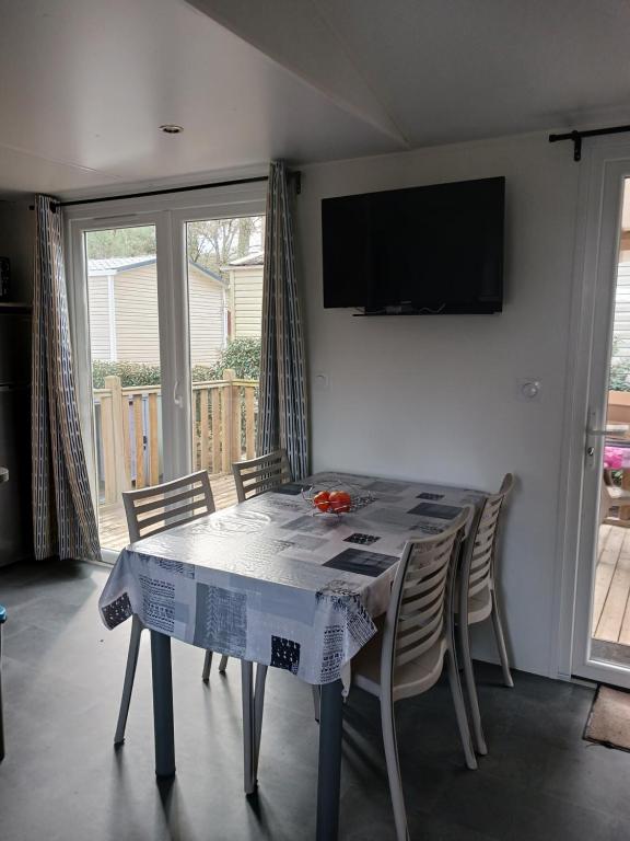 Televízia a/alebo spoločenská miestnosť v ubytovaní Mobil home 4-6 places St brėvin les pins 44