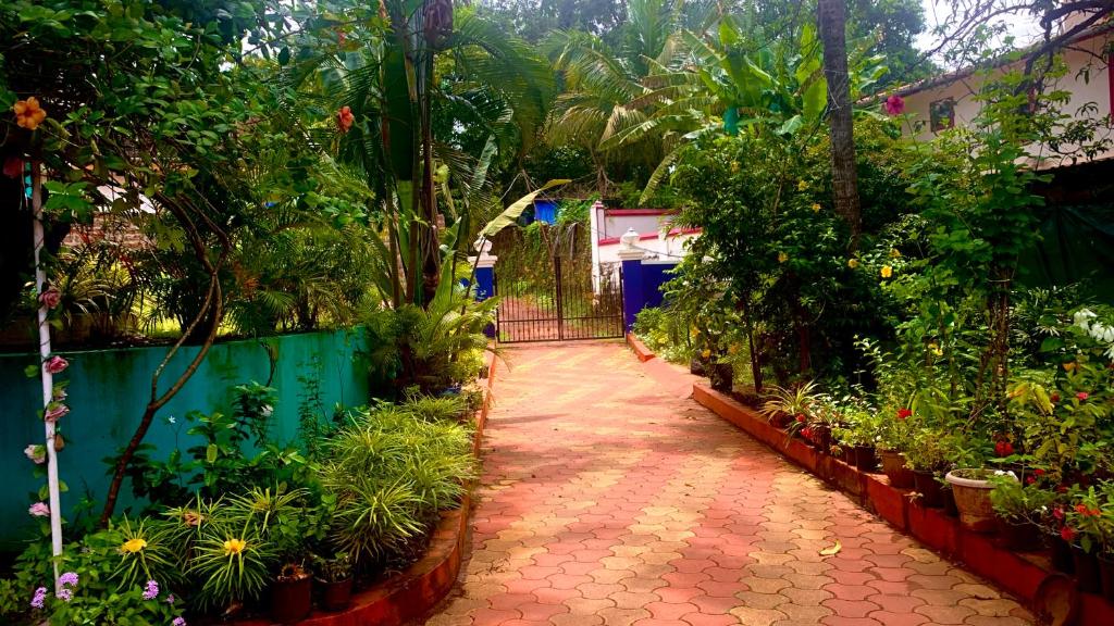 Zahrada ubytování Stan-Inn, North Goa, Vagator, with strong WIFI,free private parking & kitchen, Can Cook where you stay