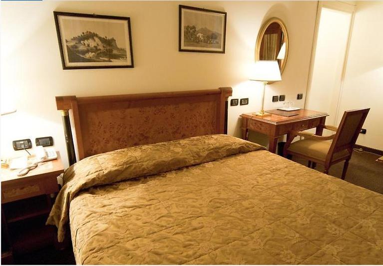 A bed or beds in a room at Hotel Athena