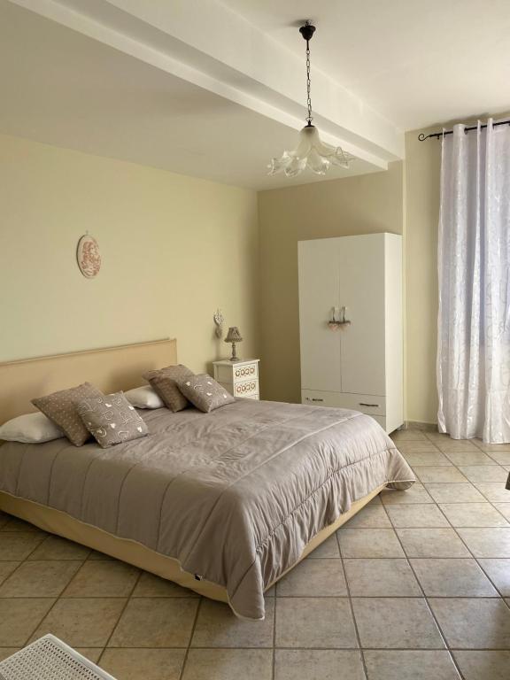 ein Schlafzimmer mit einem großen Bett in einem Zimmer in der Unterkunft Or Son Sano in Lettere