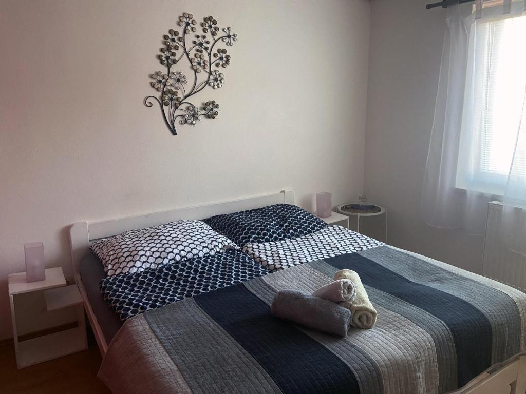 een slaapkamer met een bed met een knuffeldier erop bij Ubytování Niagara in Třebíč