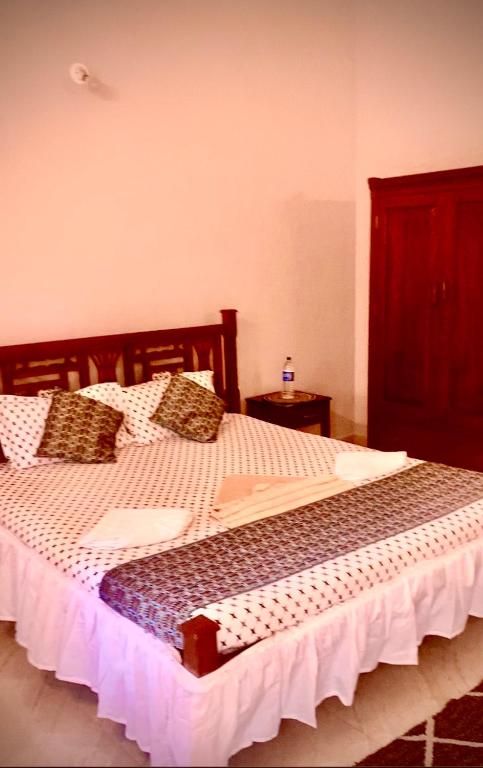 Postel nebo postele na pokoji v ubytování Stan-Inn, North Goa, Vagator, with strong WIFI,free private parking & kitchen, Can Cook where you stay