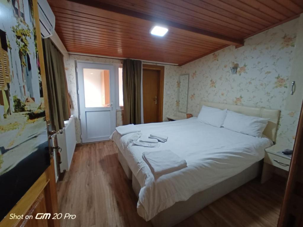 Postel nebo postele na pokoji v ubytování Buyukada Cinar Hotel