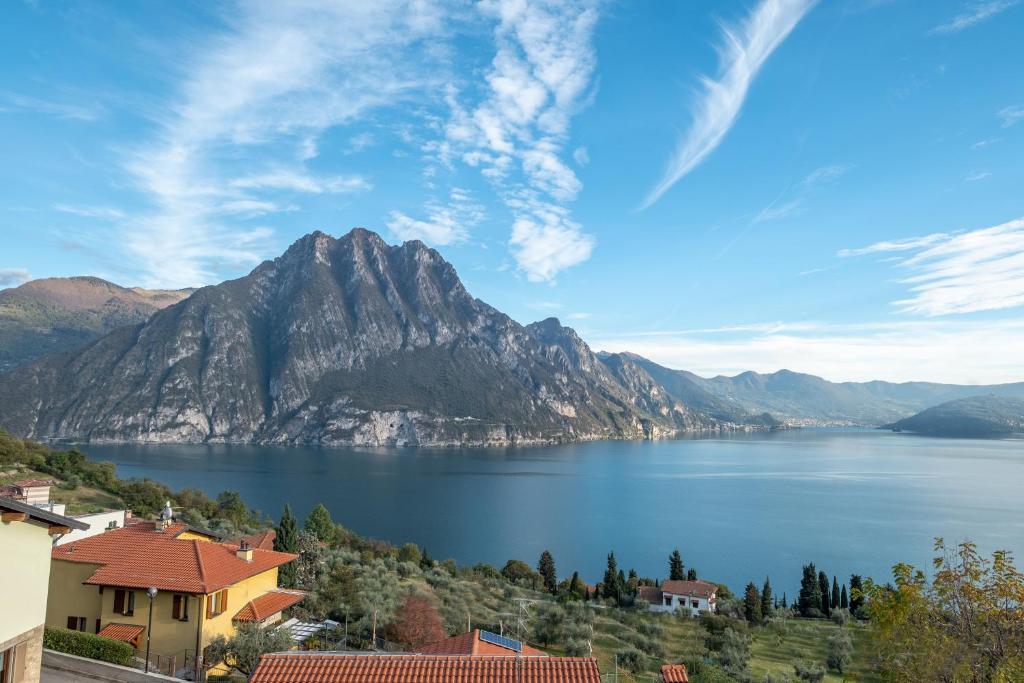 Blick auf einen großen Wasserkörper mit einem Berg in der Unterkunft Happy Guest Apartments - Bella Vista in Riva di Solto