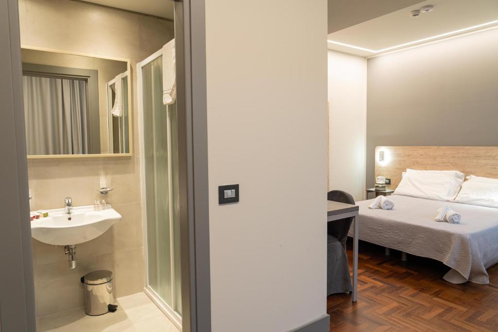 Postel nebo postele na pokoji v ubytování Hotel Ambrosiano