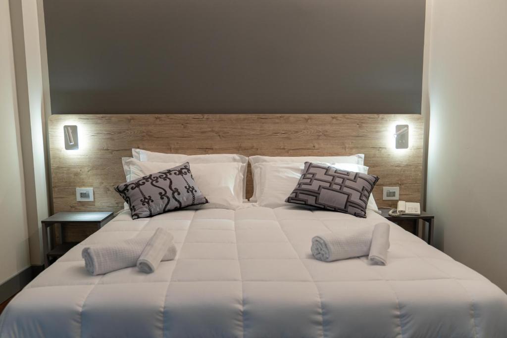 Postel nebo postele na pokoji v ubytování Hotel Ambrosiano